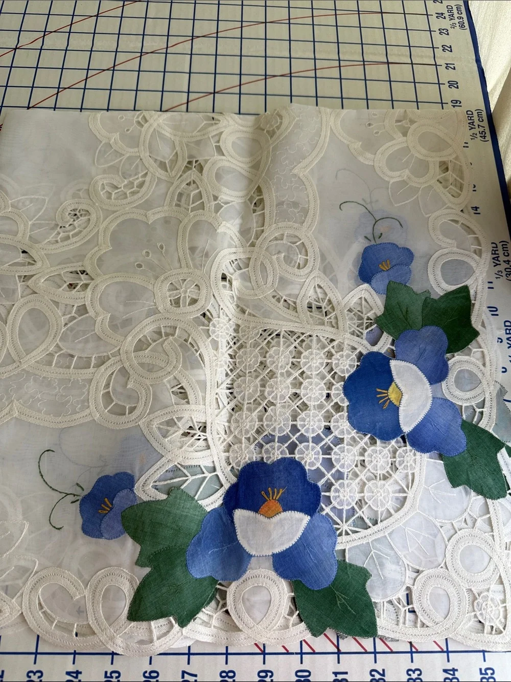 Vintage Appliqué Floral Tablecloth & 3 Napkins Cutwork Lace 1970s 4 Pc Set